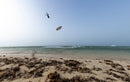 Rider a saltar alto sobre a praia com o kite Duotone Rebel SLS 2026