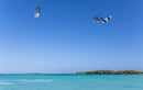 Rider a saltar em big air com o kite Duotone Rebel SLS 2027 sobre uma lagoa tropical