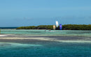 Rider in una laguna tropicale circondata da mangrovie con il kite Duotone Rebel SLS Concept Blue 2026