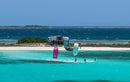 Vue aérienne de riders naviguant sur un lagon tropical avec le kite Duotone Rebel SLS 2027 (version coloris)