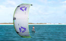 Rider en foil sur un lagon turquoise avec le kite Duotone Rebel SLS 2027 (version coloris) de 10 m
