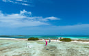 Vue aérienne de riders naviguant avec le kite Duotone Rebel SLS 2027 (version coloris) sur un lagon tropical turquoise