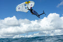 Rider saltando con wing y la Duotone Sky Style 2027 sobre el mar con nubes
