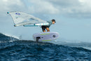 Rider con wing volando en foil a ras de agua con la Duotone Sky Style 2027