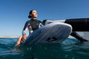 Rider en el agua junto a la Duotone Sky Style 2027 y el foil, en Egipto