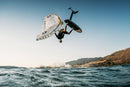 Rider haciendo un giro invertido con wing y la Duotone Sky Style 2027 sobre el mar