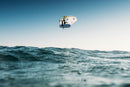 Rider en pleno salto con wing y la Duotone Sky Style 2027 sobre el mar