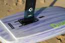 Detalle de la placa de montaje del foil en la carena de la Duotone Sky Style 2027 sobre la arena