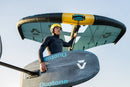 Rider con la wing y la Duotone Sky Style SLS 2027 bajo el brazo en la costa