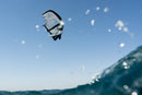 Rider en pleno salto con wing y la Duotone Sky Style SLS 2027 entre gotas de agua