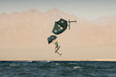 Rider saltando con la wing Unit SLS y la Duotone Sky Style SLS 2027 frente a montañas del desierto