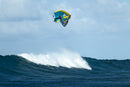 Rider en un salto de freestyle con wing y la Duotone Sky Style SLS 2027 sobre una ola