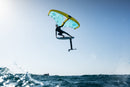 Rider en pleno salto con wing y la Duotone Sky Style SLS 2027 sobre el mar