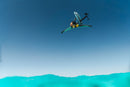 Rider haciendo un aéreo de freestyle con la Duotone Sky Style SLS 2027 sobre aguas turquesas