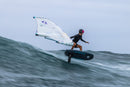 Rider con wing volando en foil a toda velocidad con la Duotone Sky Style SLS 2027