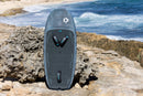 Cubierta de la Duotone Sky Style SLS 2027 con footstraps apoyada en las rocas de la costa