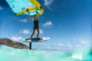 Rider de wing a voar em foil com a Duotone Skybrid D/LAB 2027 numa baía tropical
