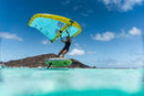 Rider de wing a voar em foil com a Duotone Skybrid D/LAB 2027 numa lagoa turquesa