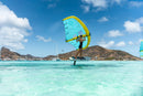 Rider de wing a voar em foil com a Duotone Skybrid D/LAB 2027 numa lagoa das Caraíbas