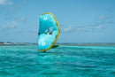 Rider de wing a voar em foil com a Duotone Skybrid D/LAB 2027 numa lagoa de recife