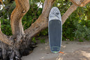 Deck da Duotone Skybrid D/LAB 2027 encostado a uma árvore na praia de Maui