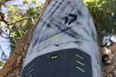 Pormenor do deck de carbono e do pad da Duotone Skybrid D/LAB 2027