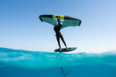Rider con wing volando en foil con la Duotone Skybrid SLS 2027 sobre aguas turquesas