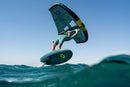 Rider en foil con wing y la Duotone Skybrid SLS 2027 sobre aguas turquesas, vista a ras de agua