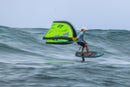 Rider con wing lima volando en foil con la Duotone Skybrid SLS 2027, con efecto de movimiento