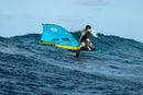 Rider con wing azul surfeando la mar con la Duotone Skybrid SLS 2027