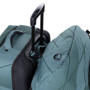 Detalle de la conexión de la Duotone Team Bag 2027 al asa de una maleta con ruedas