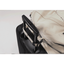Duotone Team Bag 2027 marfil enganchada al asa de una maleta con ruedas