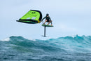 Rider con wing volando sobre las olas con la Duotone Trace SLS 2027 en Guadalupe