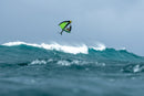 Rider con wing saltando sobre una ola rompiendo con la Duotone Trace SLS 2027 en Guadalupe