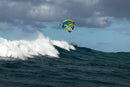 Rider saltando con wing y la Duotone Trace SLS 2027 sobre una ola rompiendo en Guadalupe