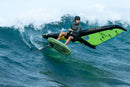 Rider surfeando una ola con wing y la Duotone Trace SLS 2027