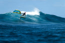 Rider con wing surfeando la cara de una ola con la Duotone Trace SLS 2027 en Guadalupe
