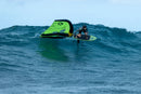 Rider con wing verde surfeando una ola con la Duotone Trace SLS 2027 en Guadalupe