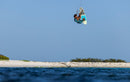 Rider en pleno salto strapless con tabla de surf Duotone con pads, sesión Traction Pad Front 2027