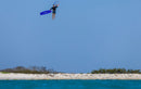 Salto de big air con la Duotone Trust Bar 2027 junto a una playa tropical