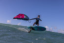 Rider a surfar uma onda com a Duotone Unit 2025 rosa em Maui