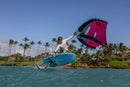 Rider com a Duotone Unit 2025 rosa sobre o foil junto às palmeiras de Maui