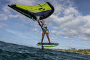 Rider a voar sobre o foil com a Duotone Unit 2025 lima em Maui