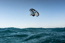 Rider haciendo una maniobra de freestyle en el aire con el Duotone Unit 2027