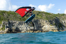Rider saltando con el Duotone Unit 2027 rojo junto a la costa rocosa de Guadalupe