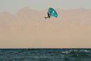 Salto con el Duotone Unit D/LAB 2027 frente a las montañas del desierto egipcio