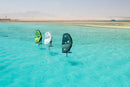 Tres riders con los Duotone Unit SLS 2027 en una laguna turquesa de Egipto