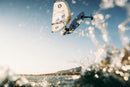 Rider saltando con el Duotone Unit SLS Concept Blue 2027 entre salpicaduras