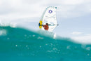 Rider con el Duotone Unit SLS Concept Blue 2027 de 3,2 m visto a ras de agua turquesa