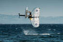 Rider en el aire con el Duotone Unit SLS Concept Blue 2027 sobre el mar oscuro